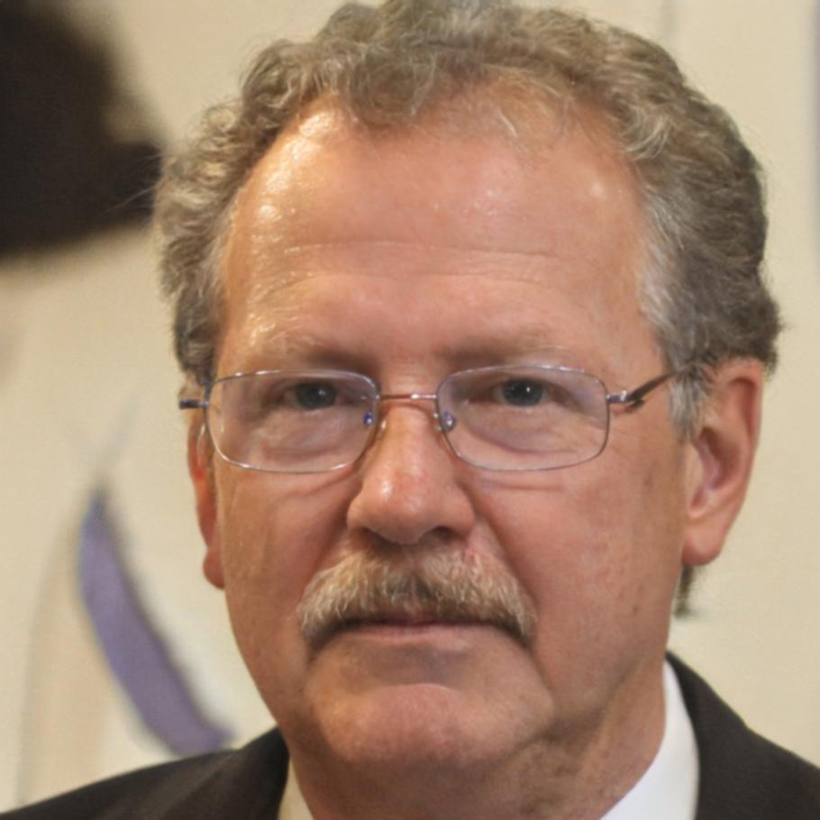 Carlos Martínez, Director Financiero