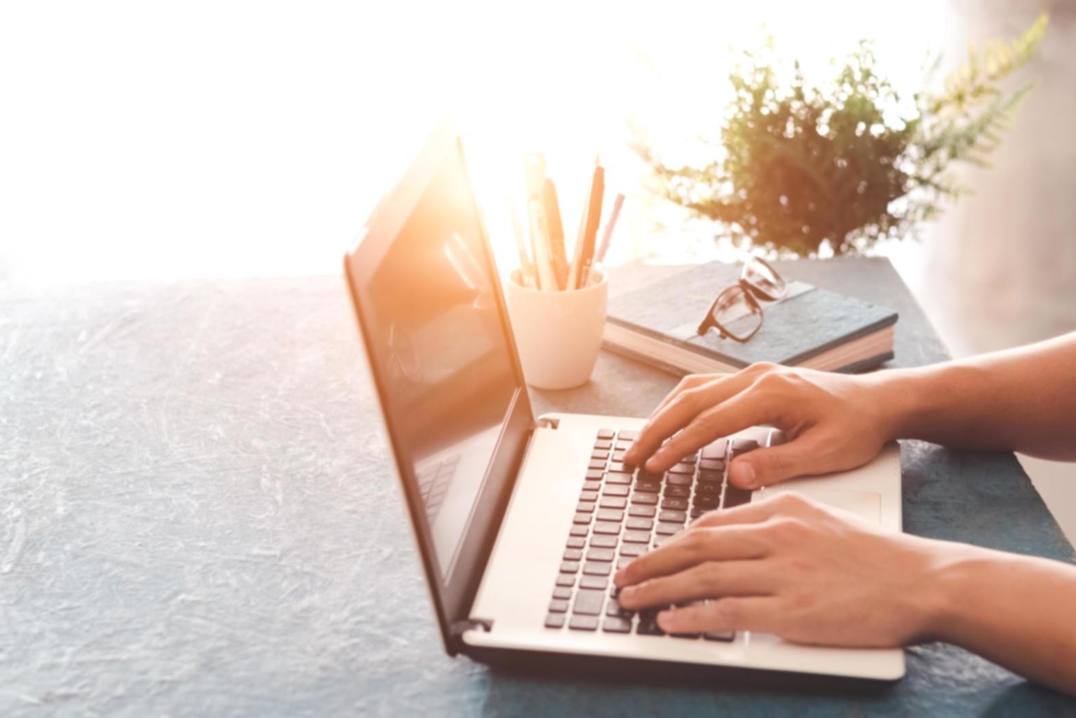 Profesionales colaborando en análisis financiero